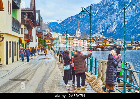 HALLSTATT, Österreich - 21. Februar 2019: Der Spaziergang voll Seepromenade von hallstattersee und genießen und die Sehenswürdigkeiten und Alpine Landschaft, auf F Stockfoto