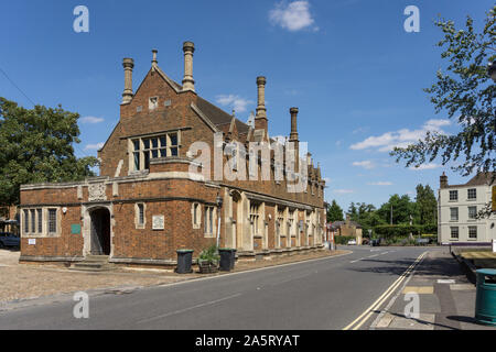 Das Rathaus, Woburn, Bedfordshire, Großbritannien; durch den Herzog von Bedford im Jahre 1830 in einer Mischung aus Jacobean und elisabethanischen Stil gebaut. Stockfoto