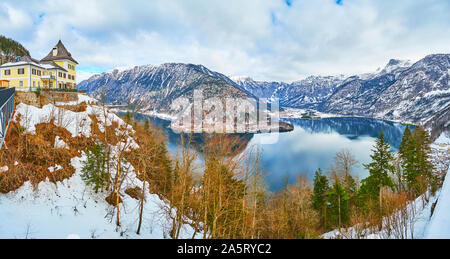 Panorama der Winter Alpine Landschaft vom Gipfel des Salzburger Berg; seine Neigung ist bedeckt mit verschneiten Wald und Hallstattersee See ist auf der Bac gesehen Stockfoto