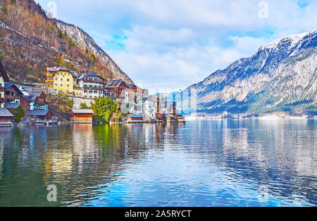 Die Bergwelt aus der Hallstattersee See, die alpinen Skipisten und Häuser von Hallstatt, Salzkammergut, Österreich Stockfoto