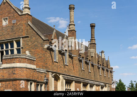 Das Rathaus, Woburn, Bedfordshire, Großbritannien; durch den Herzog von Bedford im Jahre 1830 in einer Mischung aus Jacobean und elisabethanischen Stil gebaut. Stockfoto
