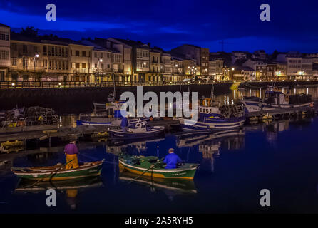 Fischer in der Nacht der Hafen von Mugardos Galicien Spanien Stockfoto