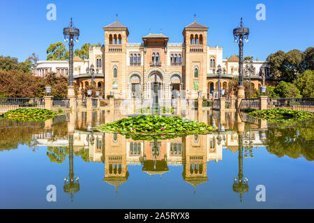 Sevilla Reflektionen im Pool gegenüber dem Museum für Populäre Kunst und Traditionen Sevilla Sevilla Sevilla Spanien sevilla Andalusien Spanien EU Europa Stockfoto