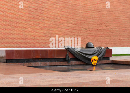 12-10-2019, Moskau, Russland. Denkmal für den Sieg im Zweiten Weltkrieg II. Das ewige Feuer bricht aus einem Metall Stern, ein Helm und ein Banner von Stockfoto