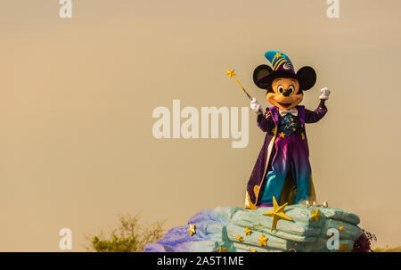 Ein Bild von jemandem gekleidet, wie Mickey Mouse, während einer Parade im Disneyland Paris. Stockfoto