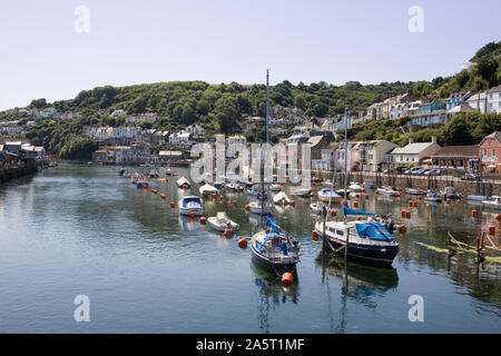 Quay Road, West Looe, Cornwall, Großbritannien: Von der Brücke zum halben Tide Stockfoto