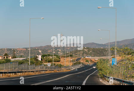 Kreta, Griechenland. Oktober 2019. Annäherung an die Abzweigung nach Malia auf der E75 National Road im Norden von Kreta. Stockfoto