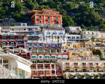 Reihenvillen, Häuser und Hotels in der Amalfik-Küstenstadt Positano, Italien. Stockfoto
