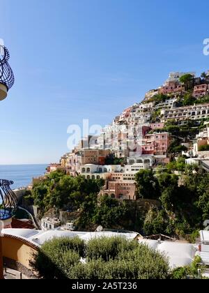 Wohnungen, Villen, Wohnungen, Ausbuchtungen am terrassenförmigen Hang von Positano, Italien entlang der Ufer des Mittelmeers. Stockfoto