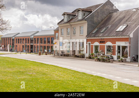 JELLING, Dänemark - 9. Mai 2017: Straße im Zentrum der Stadt am 9. Mai 2017 in Jelling, Dänemark. Stockfoto