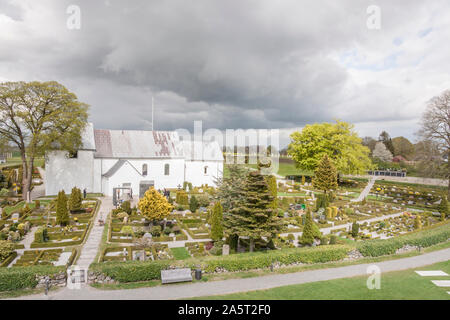 JELLING, Dänemark - 9. Mai 2017: Weiße Kirche auf dem Denkmal, das UNESCO-Weltkulturerbe Schirmherrschaft am 9. Mai 2017 in Jelling, Dänemark. Stockfoto