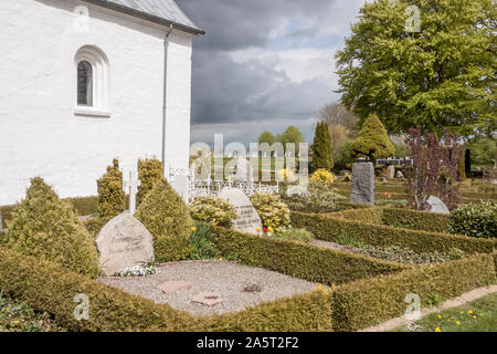 JELLING, Dänemark - 9. Mai 2017: Weiße Kirche auf dem Denkmal, das UNESCO-Weltkulturerbe Schirmherrschaft am 9. Mai 2017 in Jelling, Dänemark. Stockfoto