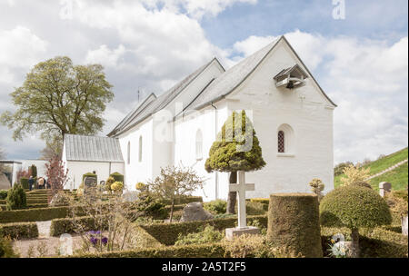 JELLING, Dänemark - 9. Mai 2017: Weiße Kirche auf dem Denkmal, das UNESCO-Weltkulturerbe Schirmherrschaft am 9. Mai 2017 in Jelling, Dänemark. Stockfoto