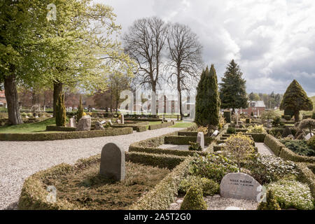 JELLING, Dänemark - 9. Mai 2017: Friedhof auf dem Denkmal, das UNESCO-Weltkulturerbe Schirmherrschaft am 9. Mai 2017 in Jelling, Dänemark. Stockfoto