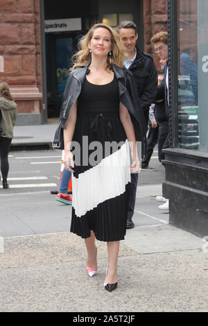 New York, NY, USA. 22 Okt, 2019. Anna Camp am Bau reihe in New York City am 22. Oktober 2019. Credit: Erik Nielsen/Medien Punch/Alamy leben Nachrichten Stockfoto