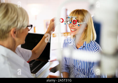 Junge Frau, eine Sehkraft test Untersuchung bei einem Optiker Klinik Stockfoto