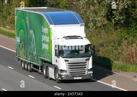 Jenkinson Spedition Asda Lieferwagen. „Greens Glorious Greens“ LKW, Transport, Lebensmittel LKW, Fracht, Scania R410 Fahrzeug, Lieferung, gewerblicher Transport, Industrie, Supermarkt Supply Chain Güterwagen auf der M6 in Lancaster, Großbritannien Stockfoto