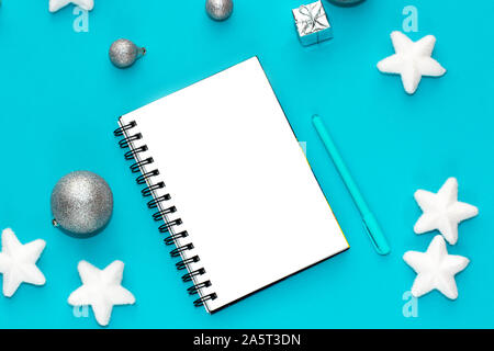 Notebook weiß Mockup auf mint grün hinterlegt. Ansicht von oben mit Leerzeichen. Stockfoto