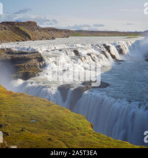 Gullfoss Wasserfall nahe an einem sonnigen Tag, Island Stockfoto