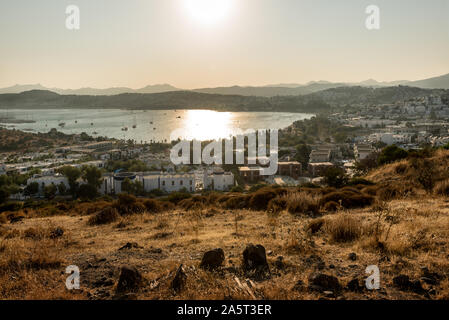 Panoramablick Sonnenuntergang Blick auf die Bucht von Gumbet in Bodrum an der Türkischen Riviera. Bodrum ist eine Stadt und ein Hafen Stadt in der Provinz Mugla, in der südwestlichen Ägäis R Stockfoto