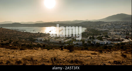 Panoramablick Sonnenuntergang Blick auf die Bucht von Gumbet in Bodrum an der Türkischen Riviera. Bodrum ist eine Stadt und ein Hafen Stadt in der Provinz Mugla, in der südwestlichen Ägäis R Stockfoto