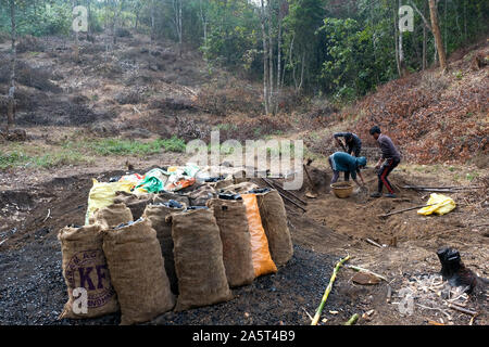 Herstellung von Holzkohle im Dorf Umsolaith, Khasi Hills - St. Francis Eco-Spirituality Centre in Orlong Hada, Meghalaya State, Indien, Asien Stockfoto