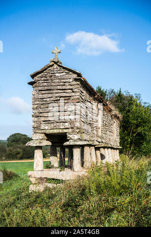 Horreo (traditionelle Kornkammer in Galizien), Galizien, Spanien. Camino de Sanigo. Stockfoto