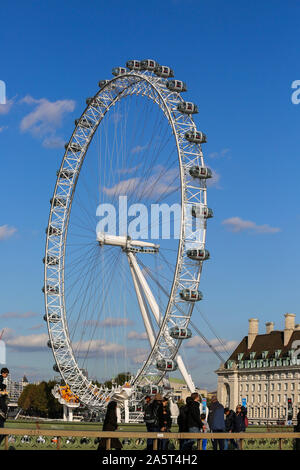 London, Großbritannien. 22 Okt, 2019. Das London Eye unter einem blauen Himmel an einem sonnigen Herbsttag. Quelle: Steve Taylor/SOPA Images/ZUMA Draht/Alamy leben Nachrichten Stockfoto