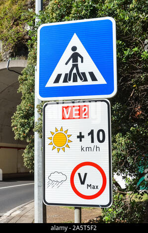 Verkehrszeichen in der portugiesischen Insel Madeira. Blau Zebrastreifen unterzeichnen. Weiß Geschwindigkeit begrenzen. Die Geschwindigkeitsbegrenzung ist abhängig von Wetter, bei klarem Wetter ist der Grenzwert plus 10 kmh als angegeben. Stockfoto