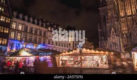 Straßburg, Frankreich, 28. Dezember 2017: Straße Atmosphäre am Abend auf Notre Dame Cathedral Square, wo Weihnachtsmärkte ein Tag in Wi installiert wurden. Stockfoto