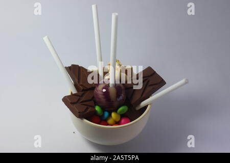 Lutscher auf einem Stick caramel unterschiedlicher Farbe Stockfoto