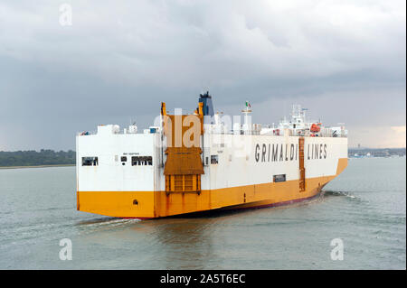 Grimaldi Lines Car carrier Grand Benelux in Southampton Wasser Stockfoto