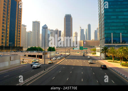 Dubai/VAE - Oktober 21, 2019: Blick von oben auf die Jlt Straße Blick auf den Jachthafen von Dubai. Der Verkehr auf der Autobahn. Große Kreuzung und Metro Linie vor. Stockfoto