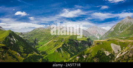 Weite Landschaft Panorama im Norden von Georgia mit Russland - Georgien Freundschaft Denkmal weit voraus Stockfoto