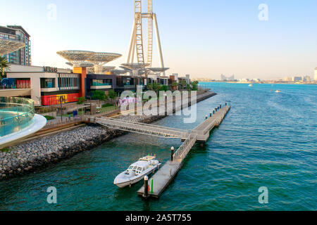 Dubai/VAE - 17. Oktober 2019: bluewaters Insel bei Sonnenuntergang. Dubai Island Pier mit Boot. Stockfoto