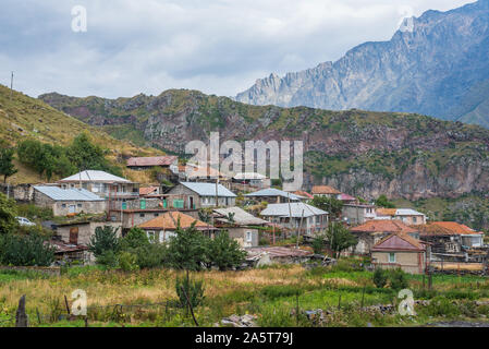 Stepantsminda Dorf, auf dem Weg zur Dreifaltigkeit Kirche in Kazbegi Gargeti Stockfoto