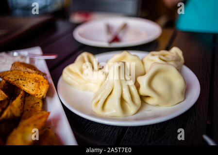 Khinkali, traditionelle georgische Knödel Stockfoto