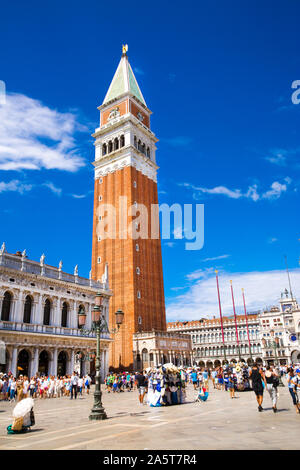 Venedig, Italien. 12. August 2017. Berühmte St. Marko Square und eine Menge Leute. Strahlend blauen Himmel. Stockfoto