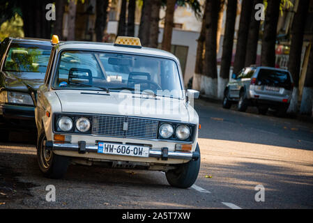 Ältere Lada Auto Taxi, Park an der Straße irgendwo in Georgien Stockfoto