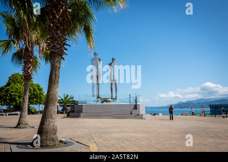 Die "Ali und Nino" sich bewegende Skulptur in Batumi, Georgien Stockfoto