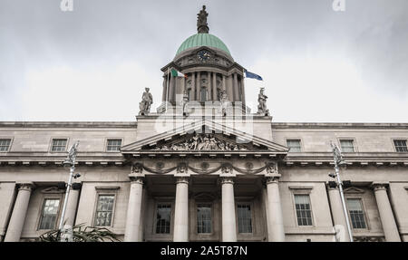 Dublin, Irland - 12. Februar 2019: architektonisches Detail des Custom House mit der Abteilung für Wohnungswesen, Raumordnung und der lokalen Regierung, D Stockfoto