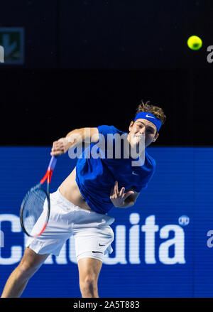 St. Jakobshalle, Basel, Schweiz. 22 Okt, 2019. ATP World Tour Tennis, Swiss Indoors; Taylor Fritz (USA) dient die Kugel gegen Alexander Zverev (GER) - Redaktionelle Verwendung Credit: Aktion plus Sport/Alamy leben Nachrichten Stockfoto