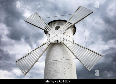 Leuchtturm, Windmühle auf dem Hintergrund des blauen Himmels, Leuchtturm, Windmühle auf dem Hintergrund des blauen Himmels, Leuchtturm, Windmühle auf dem Hintergrund des blauen Himmels, Ostsee Stockfoto