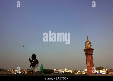 MINAR von FATEHPURI MASJID (Moschee) EIN BLICK VON KHARI BAOLI DELHI - in Old Delhi gelegen. Stockfoto