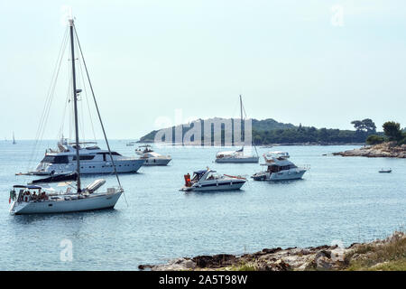 Rovinj, Kroatien, August 24: die Yachten der Einwohner von Rovinj befinden sich in einer ruhigen gemütlichen Bucht in der Nähe der roten Insel geparkt, 24. August 2019. Stockfoto