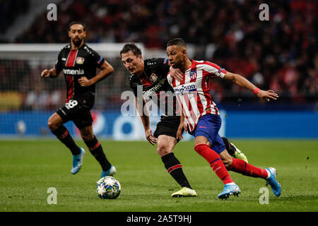 Wanda Metropolitano Stadion, Madrid, Spanien. 22 Okt, 2019. UEFA Champions League Fußball, Atletico de Madrid gegen Bayer Leverkusen; Moussa Diaby (Bayer 04 Leverkusen) Herausforderungen Renan Lodi (Atletico de Madrid) - Redaktionelle Verwendung Credit: Aktion plus Sport/Alamy leben Nachrichten Stockfoto