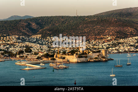 Panoramablick Sonnenuntergang Blick auf die Burg von Bodrum und Marina Bay an der Türkischen Riviera. Bodrum ist eine Stadt und ein Hafen Stadt in der Provinz Mugla, in der südwestlichen Stockfoto