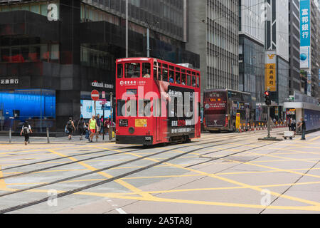 Doppelstöckige Straßenbahn auf viel befahrenen Straße von Zentral Hong Kong. Die doppelstöckige Straßenbahn ist das erschwinglichste und bequemen Transport System in Hongkong. Stockfoto