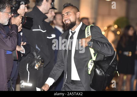 Sinobo Stadium, Prag. 22 Okt, 2019. Fussballspieler ARTURO VIDAL des FC Barcelona kommt nach Prag vor der Fußball Champions League Gruppe F 3. Runde Slavia Praha vs FC Barcelona Stadion Sinobo, Prag, Tschechische Republik, 22. Oktober 2019. Quelle: Michaela Říhová/CTK Photo/Alamy leben Nachrichten Stockfoto