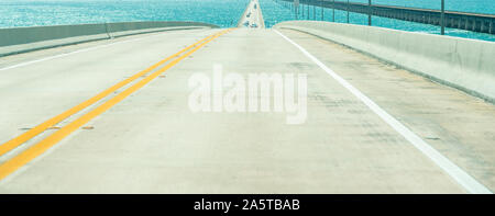 Strasse nach Key West über Caribbean Blue Water Stockfoto